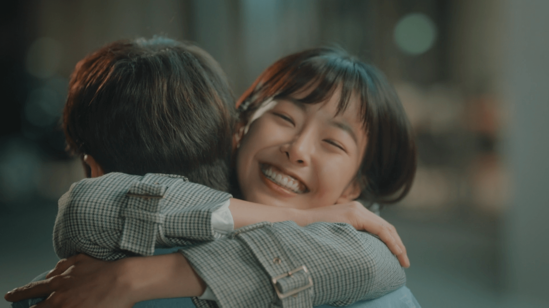 넷플릭스 '으라차차 와이키키' 시즌1 12화 - 준기 고백에 감동 받아 준기를 껴안는 서진