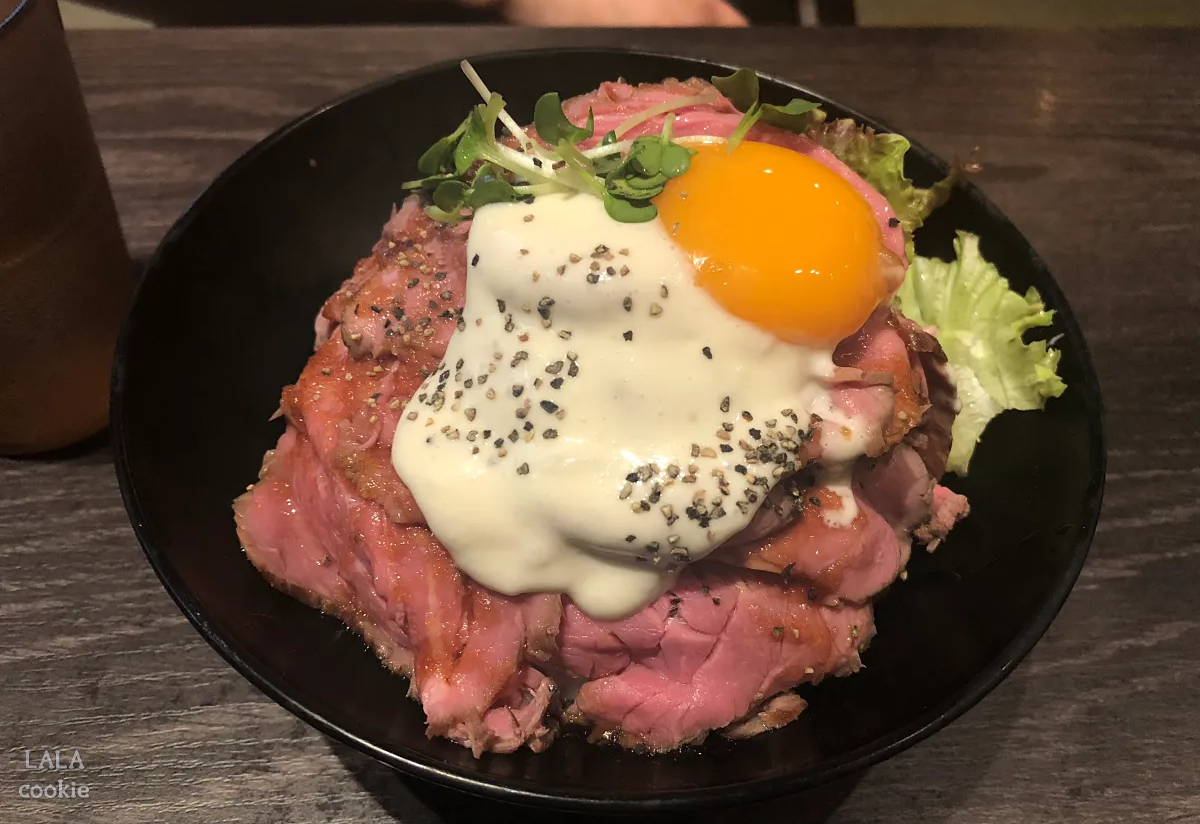 후쿠오카-텐진-스테이크-덮밥-레드락-메뉴-로스트비프-덮밥