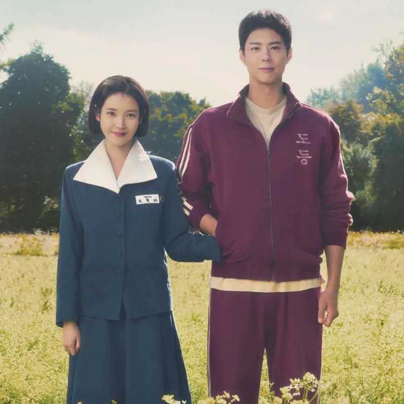 넷플릭스 드라마 폭싹 속았수다 봄 포스터. 교복을 입은 아이유와 자주색 체육복을 입은 박보검이 나란히 서 있는 모습