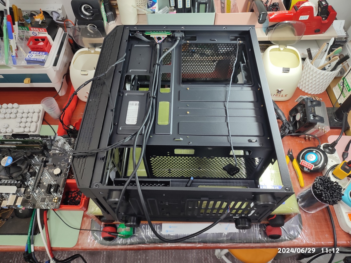 전면 베젤 케이블을 묶고 있습니다.