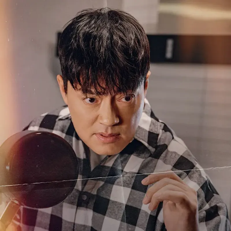 체육관을 배경으로 권투 트레이닝 하고 있는 드라마 순정복서의 이철용 캐릭터