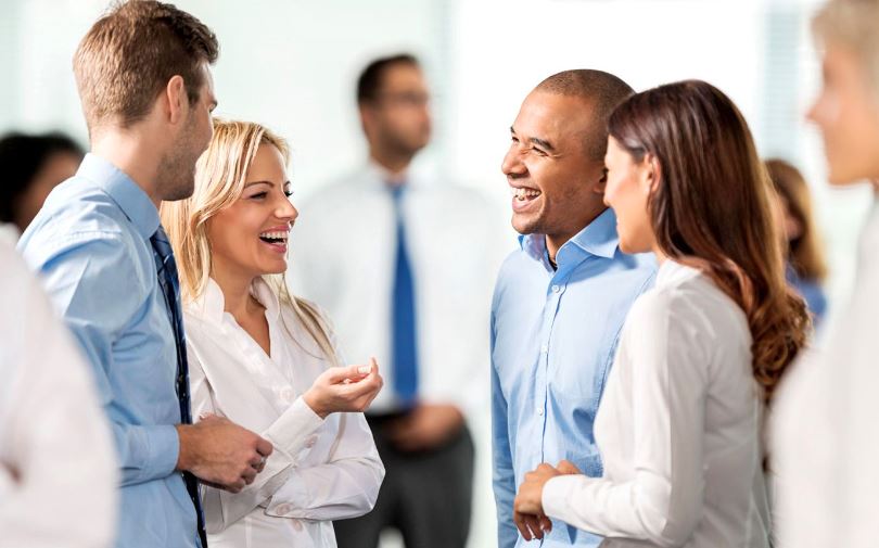 웃으며 대화하는 사람들