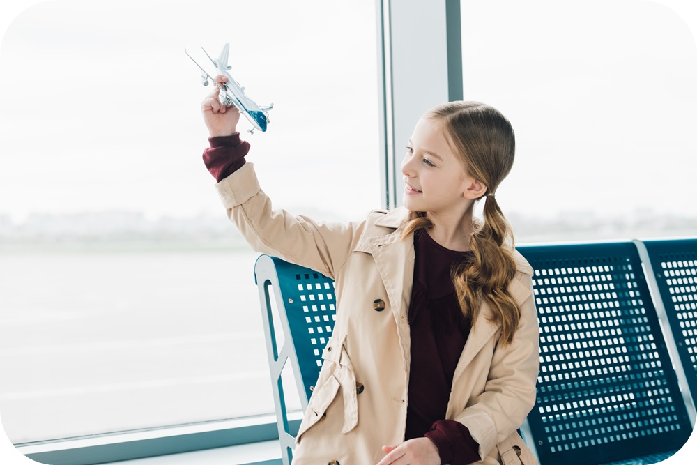 공항-비행기-가지고-노는-여자-어린이