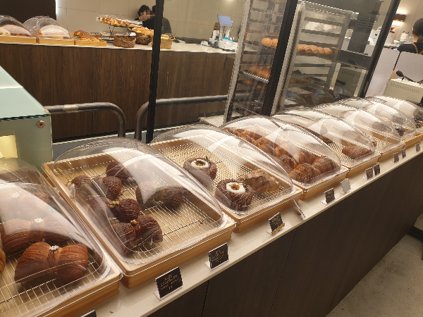 다양한 베이커리들이 중앙장에 놓여있다.