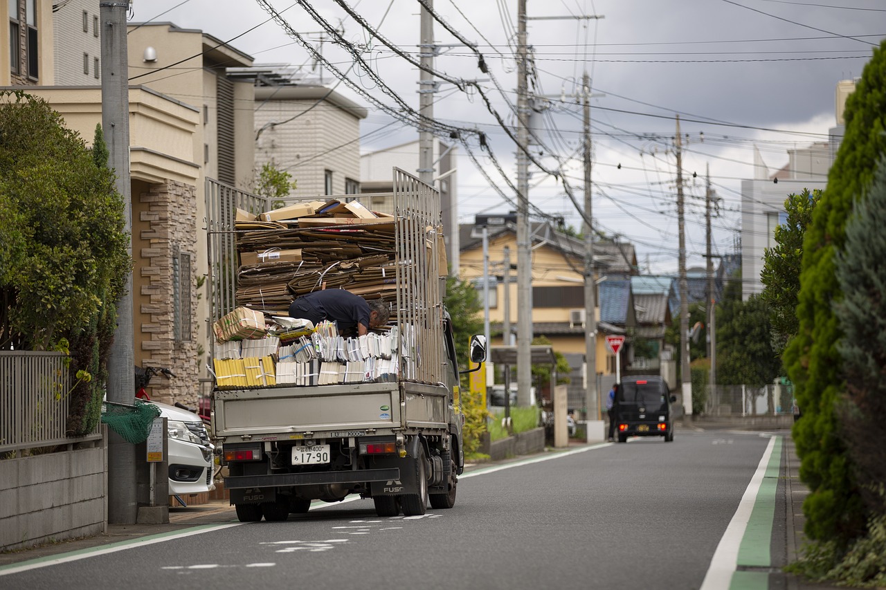 트럭에 가득 쌓인 종이박스들