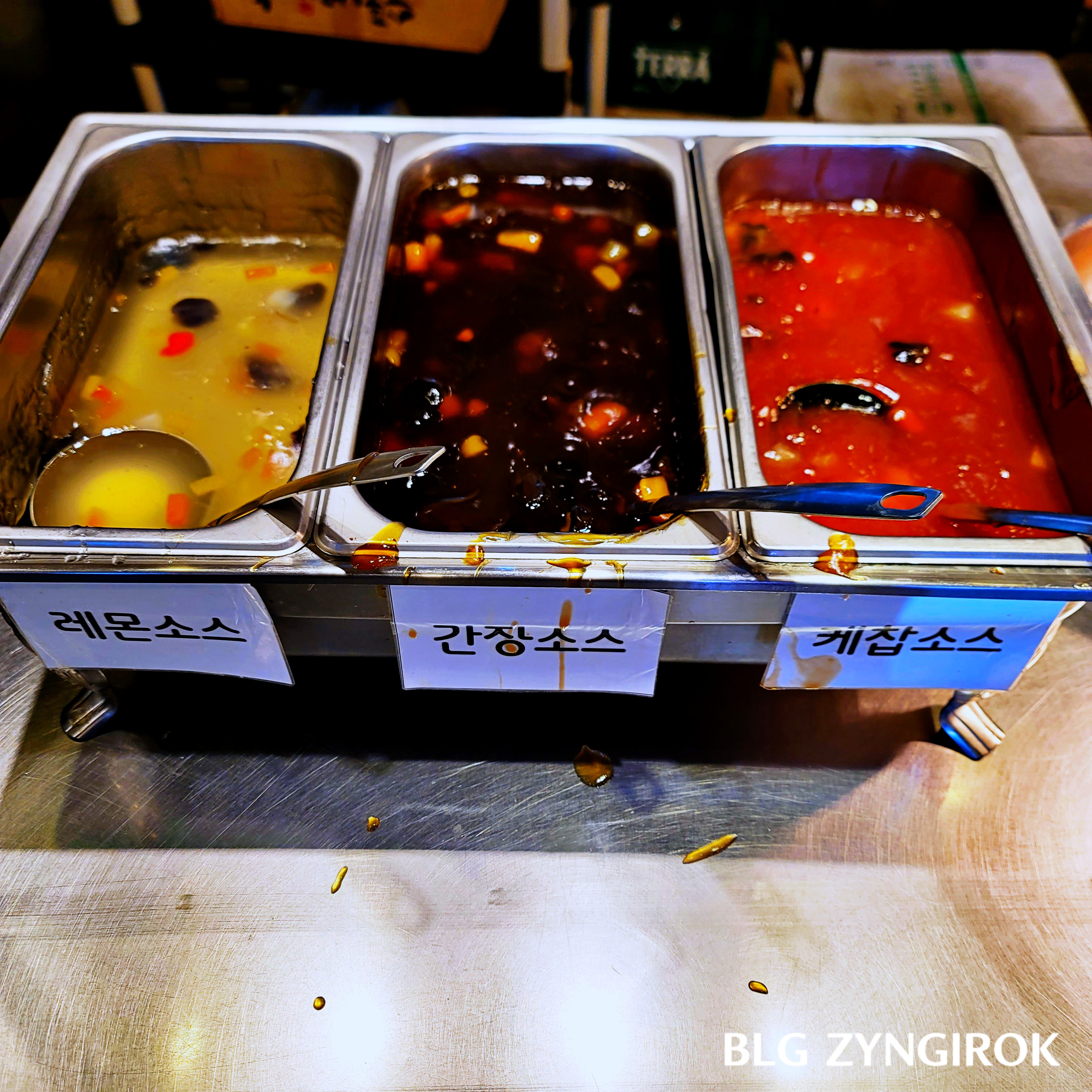 하얼빈 - 소스모습이다. 3가지 레몬&amp;#44; 간장&amp;#44; 케참 소스가 놓여있다.