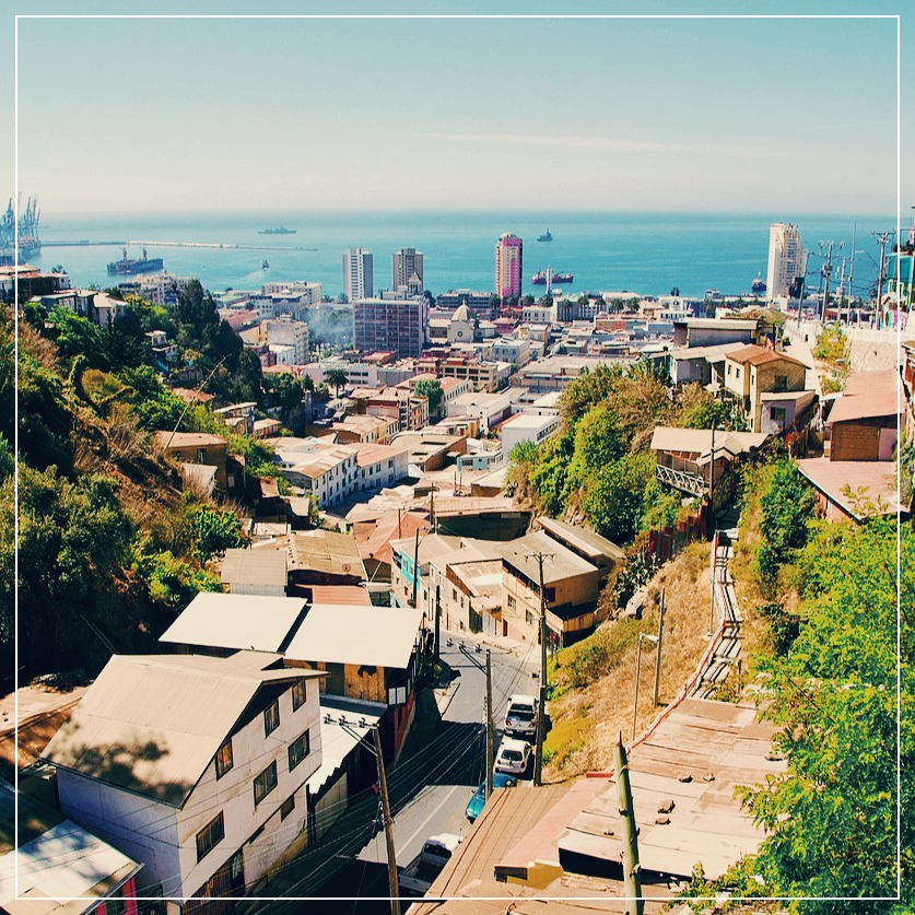 발파라이소의 경사 지형과 멀리 보이는 바다의 풍경