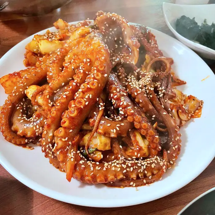 식객 허영만 백반기행 진도 초평항 솔비치 참기름 살짝 버무린 낙지 탕탕이 파 뿌리 숙회 맛집