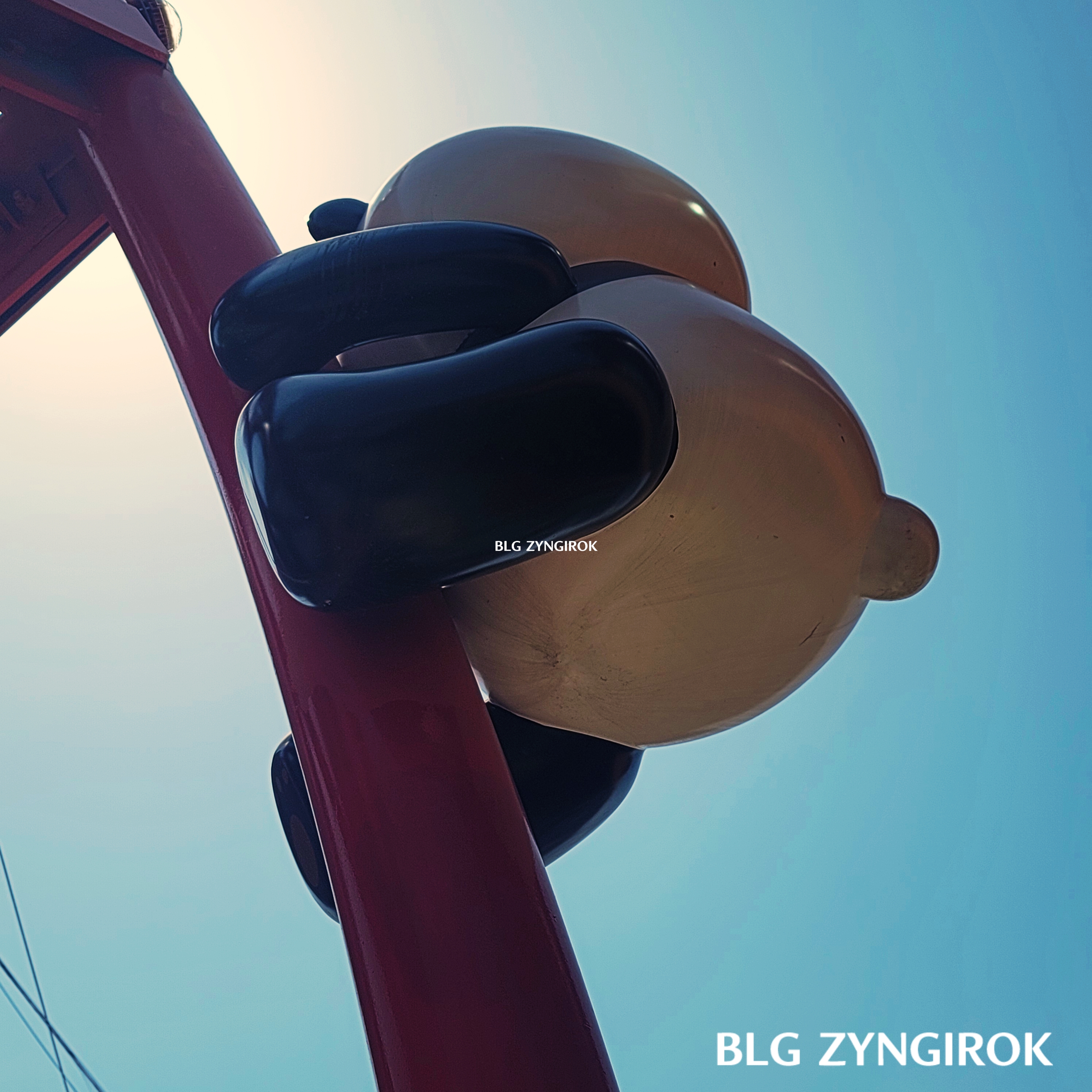 송월동-동화마을-정문에-붙어있는-팬더조형물이다.