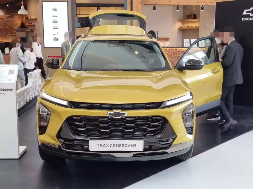 트랙스 크로스오버 액티브 앞모습입니다.