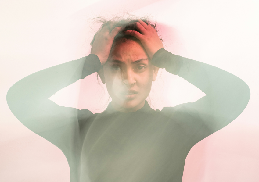 혼란스러워 하는 여자 모습