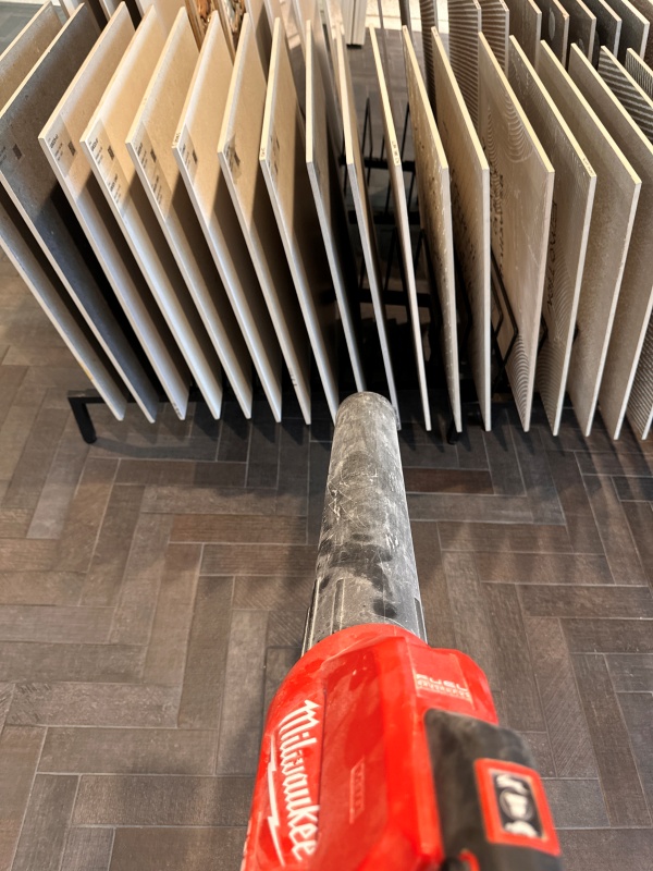 송풍기로 바닥 불기