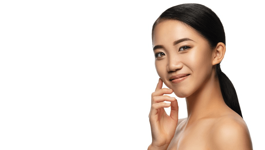 두유 효능은 노화 방지에 좋다. 깨끗한 피부의 여성이 미소를 짓고 있다