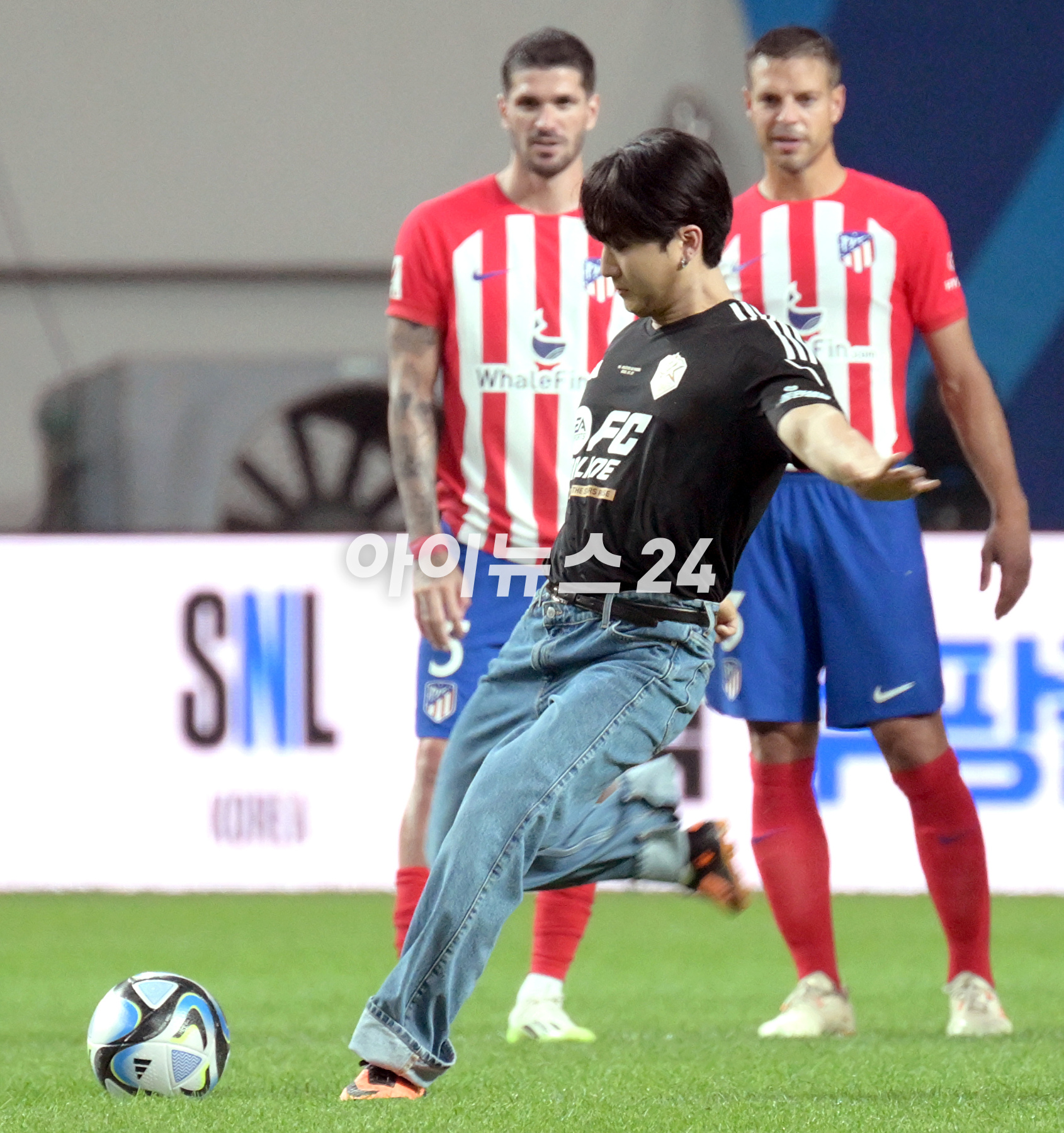 27일 서울 마포구 서울월드컵경기장에서 열린 쿠팡플레이 시리즈 1차전 팀 K리그와 아틀레티코 마드리드의 경기에서 그룹 스트레이키즈(Stray Kids) 창빈이 시축을 준비하고 있다. [사진=정소희 기자]