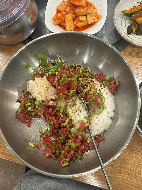 삼성동 이모네뭉티기 육회비빔밥