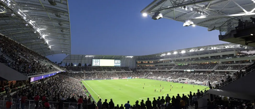 야간 경기가 진행 중인 BMO 스타디움 내부 – 손흥민 입단식과 유니폼 발표가 예상되는 LAFC 홈구장