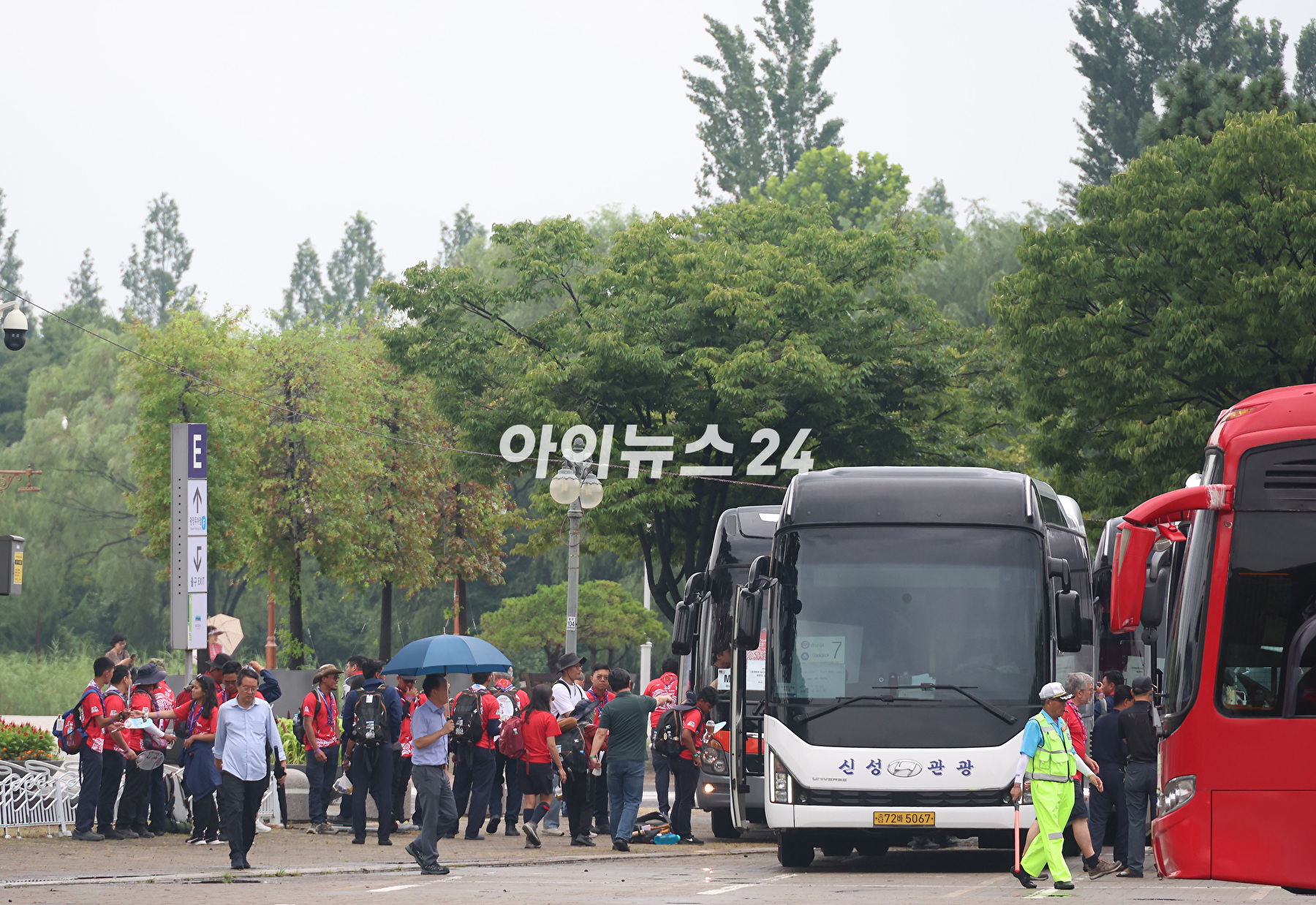 11일 오후 서울 마포구 상암동 서울월드컵경기장에 2023 새만금 세계스카우트 잼버리 폐영식에 참가하는 각국 스카우트 대원들이 도착하고 있다. [사진=사진공동취재단]