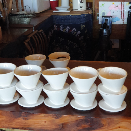 성북동 카페 조셉의 커피 나무_매장내부_쌓여있는 커피 드리퍼