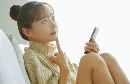 고민하는 여성