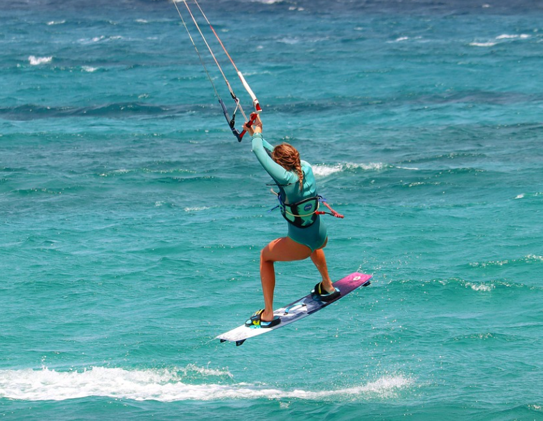 서핑의 기본 기술과 자연에서의 도전