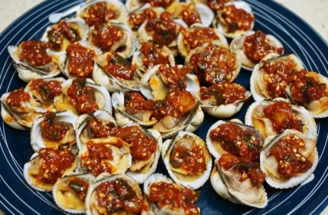 양념장 올린 꼬막