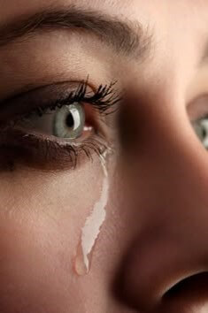 눈에서-누눌이-주르륵-한방울-떨어지는-모습