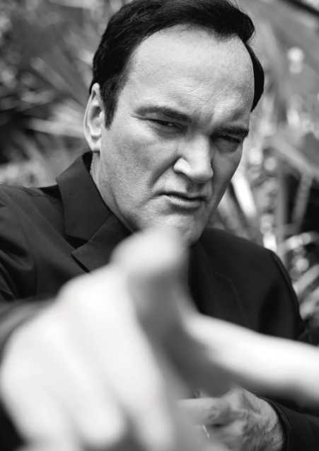 쿠엔틴 제롬타란티노 감독 손가락 올린 사진