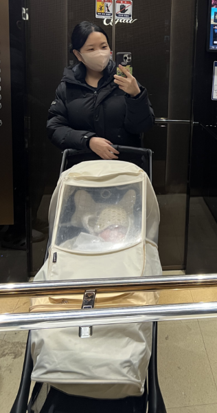 손목 통증의 원인이 되는 유모차 밀기