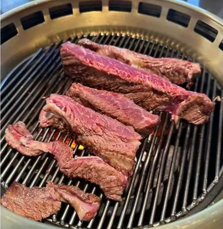 Xdinary-숯불위에서 소고기가 익어가는 모습