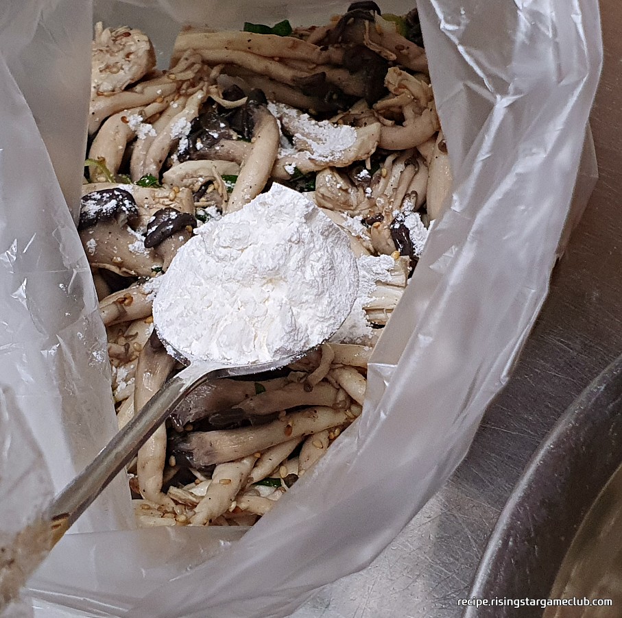 봉지에 넣은 느타리버섯에 옷을 입히기 위해서 밀가루를 넣는 사진