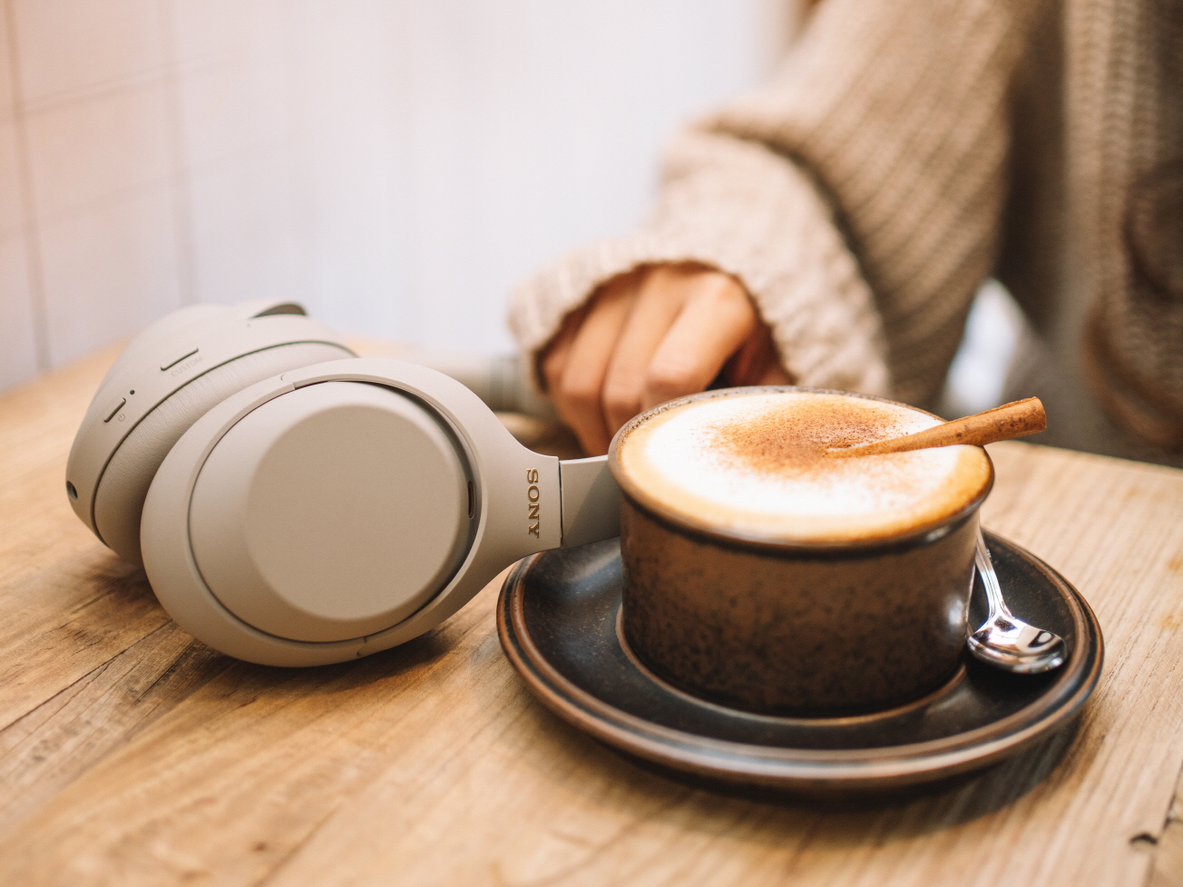 카페에서 카푸치노 한잔과 소니 헤드폰 WH-1000XM4로 휴식하기