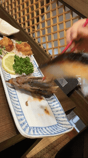 마구로센 직원이 직접 참치 구이를 발라주는 장면 &ndash; 생참치 코스의 중간 하이라이트