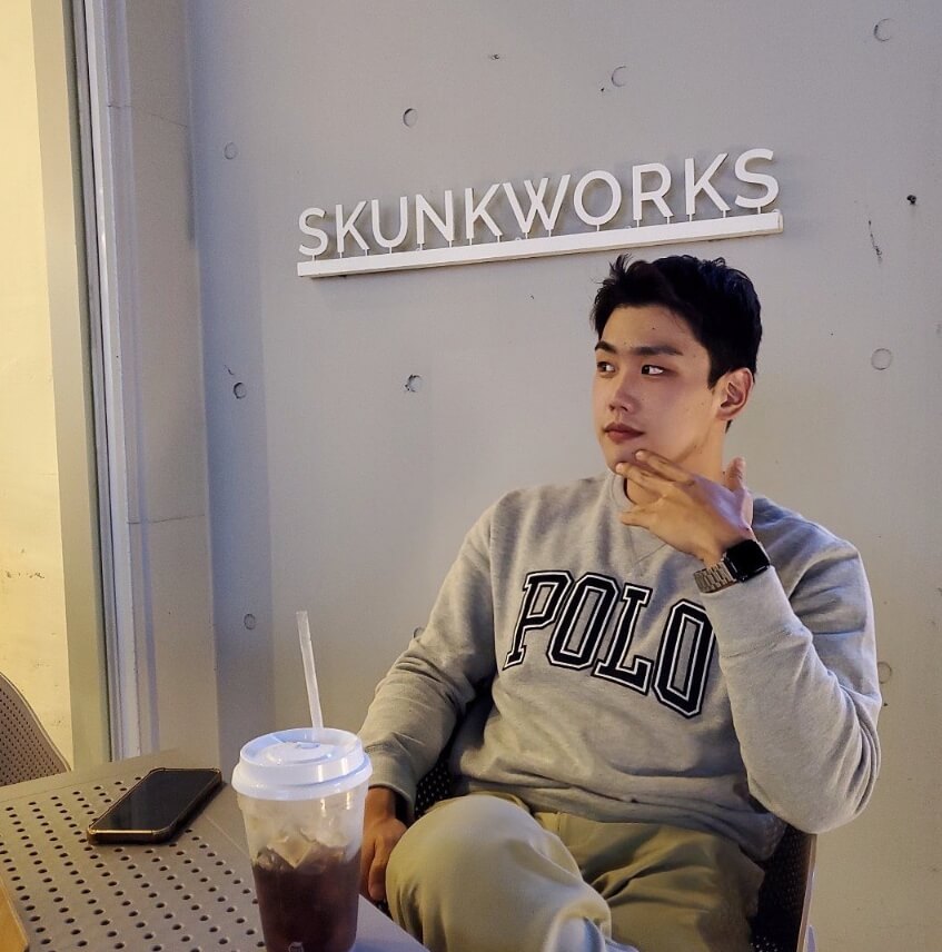 야외에앉아있는-남성의모습