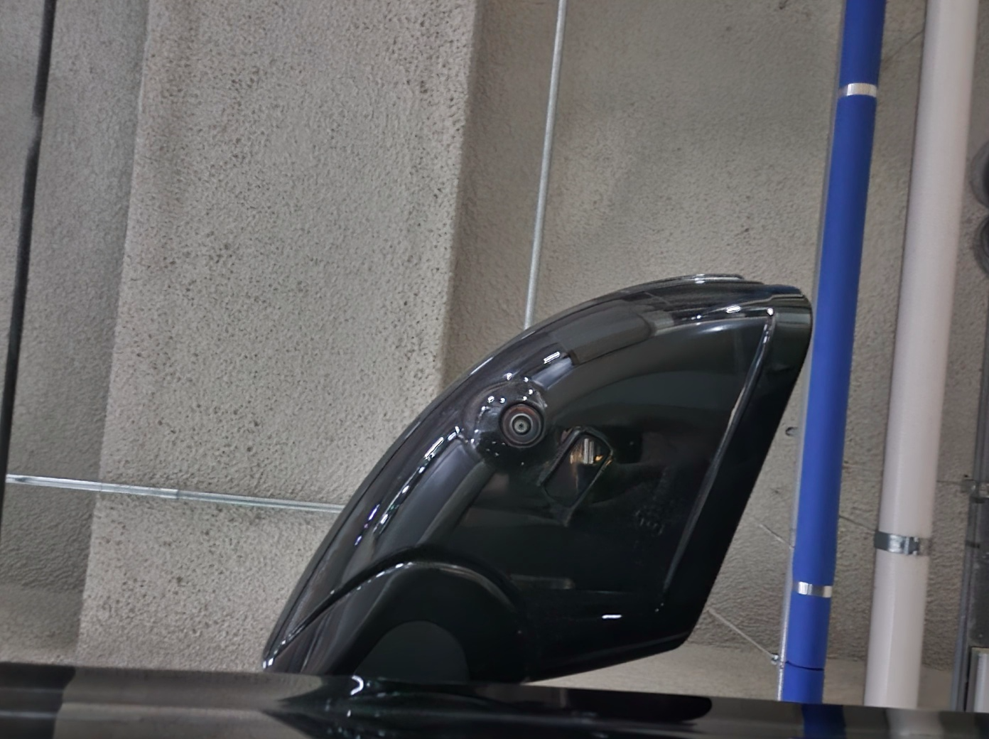 벤츠 사이드미러 하단에 장착된 서라운드뷰 측면 카메라