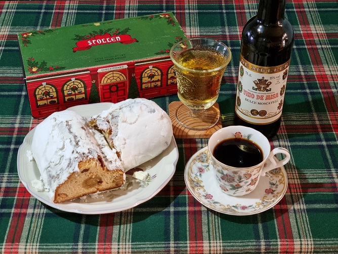 슈톨렌과 와인, 커피와 테이블 세팅