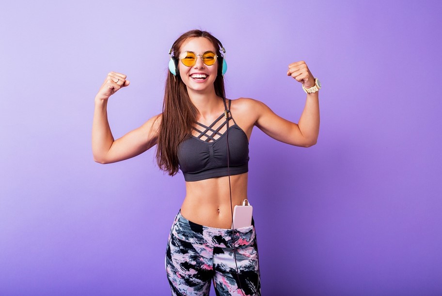 즐겁게 운동하는 여자 사진