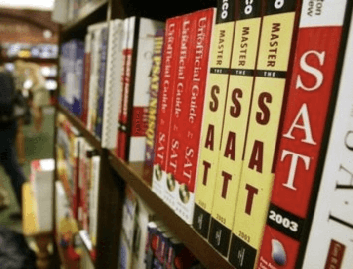 서점 책장에 꽂혀있는 많은 SAT 관련 책들