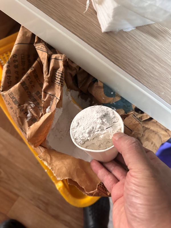 규조토 가루 입니다.