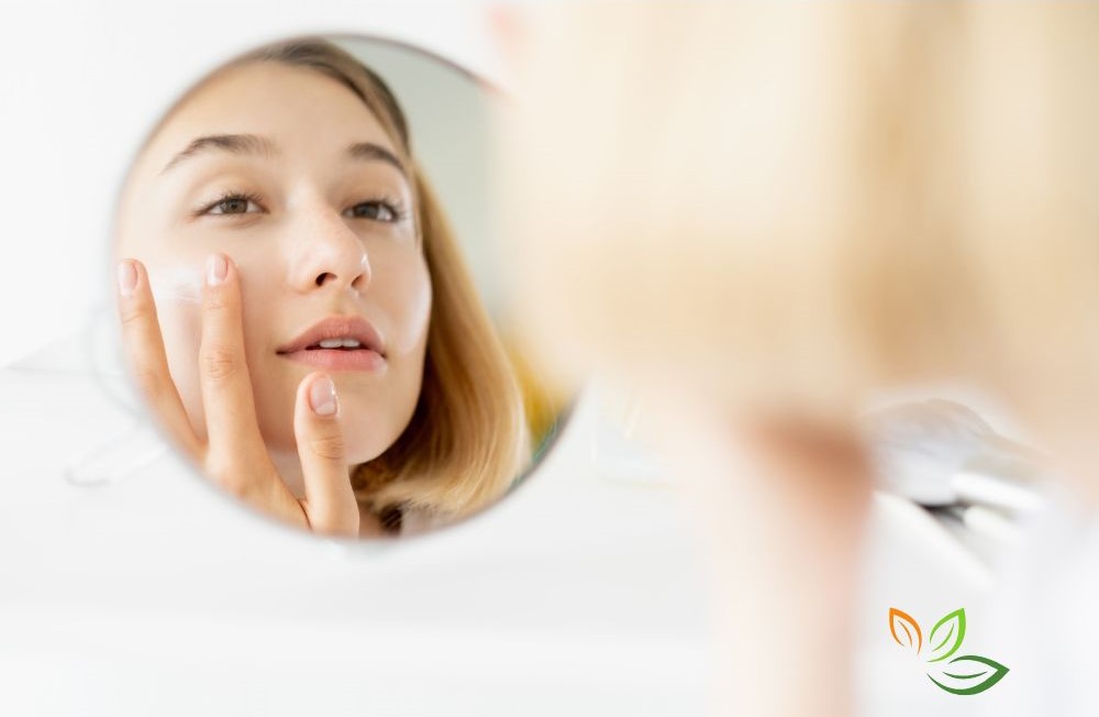 거울을 보며 얼굴에 크림을 바르고 있는 중년 여성, 노화 방지와 안티에이징 스킨케어 루틴을 보여주는 이미지 via canva
