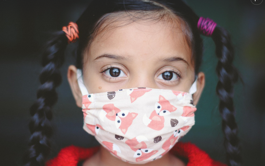 마스크 쓰고 있는 아이 사진