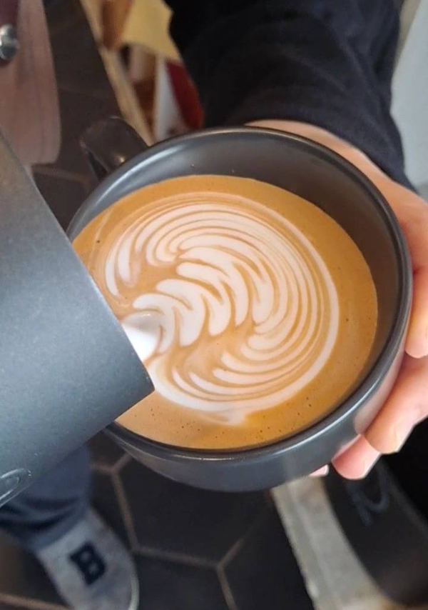 라떼아트 그려가는 중