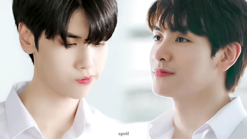 표정 안 좋은 남자와 웃고 있는 남자