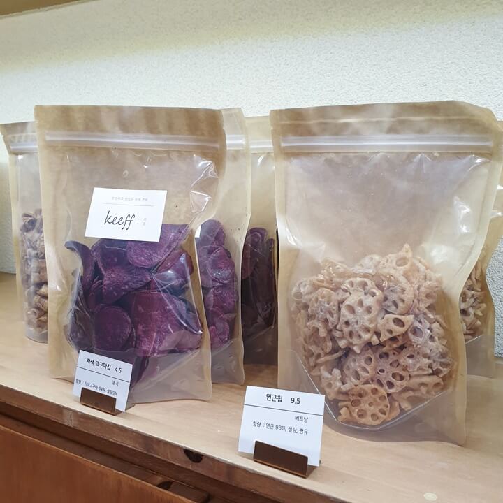 왼쪽엔-자색고구마칩-오른쪽엔-연근칩이-있다 