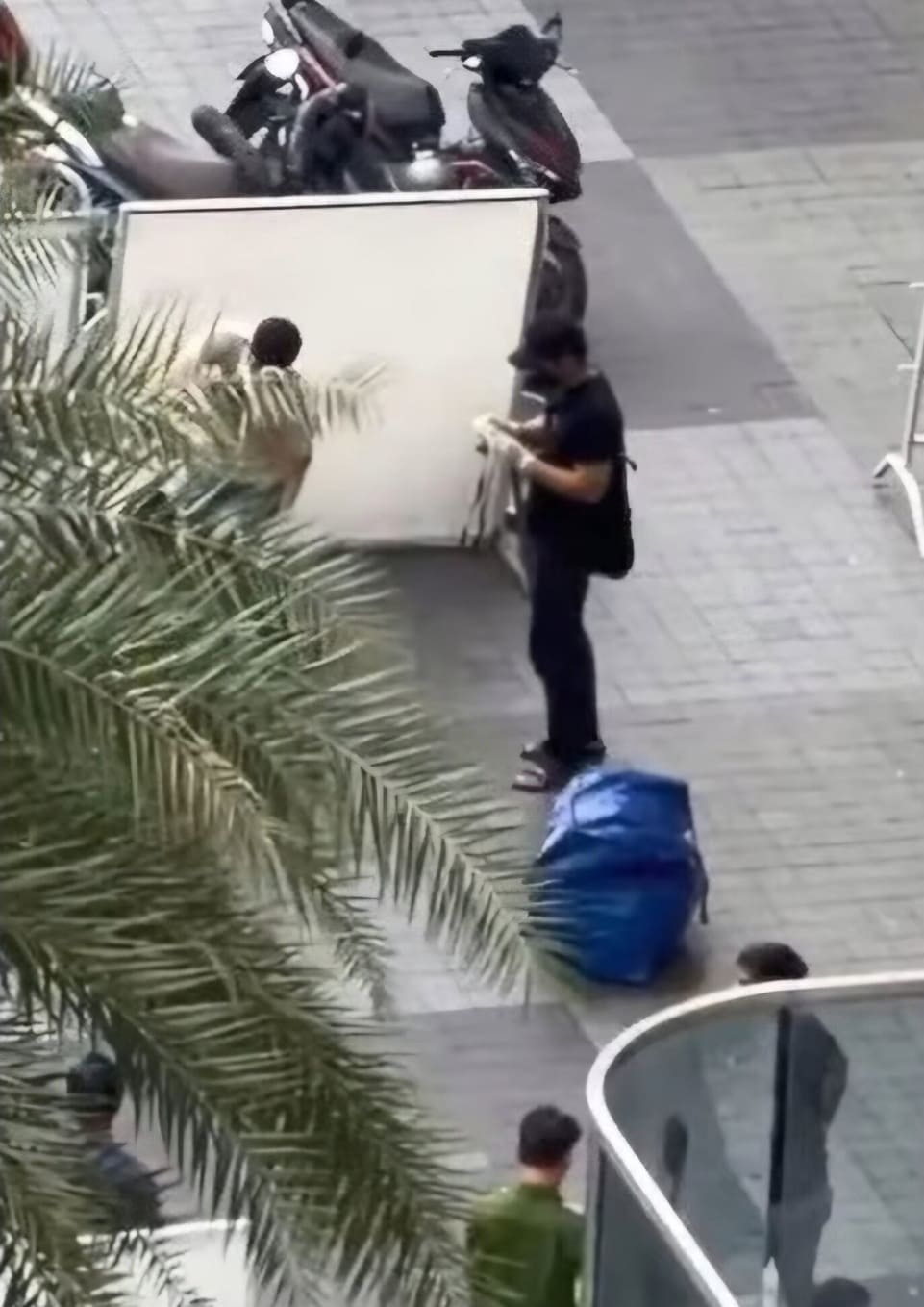 시신이 담긴 가방을 호찌민 한 아파트 입구에 버리고 용의자들이 도주했다.