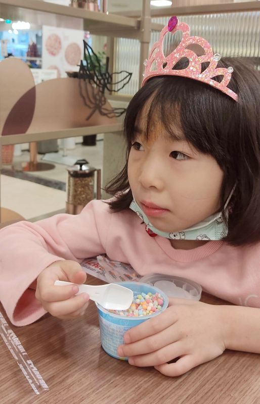 실밥제거 직전 상납한 머리띠를 하고 구슬아이스크림을 먹는 쿠앙이