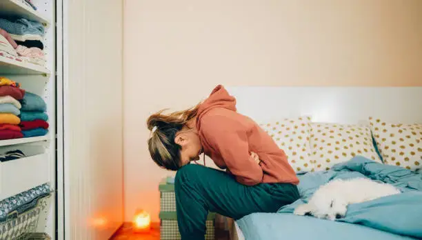 배가 콕콕 쑤셔요~ 어떤 증상이 있나요? 가끔 혹은 갑자기 배가 콕콕 쑤시는 일이 나타날 수 있는데요. 여성이라면 생리가 다가오면 짐작이 갈 텐데 그게 아니라면 왜 배가 콕콕 쑤시는 지 알아볼게요~ 어떤 증상과 맞는지 확인해 보시기 바랍니다.