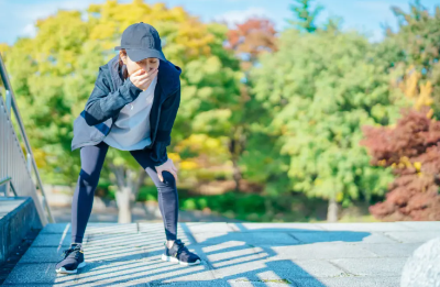 계단 오르기만 해도 숨이 차는 여성