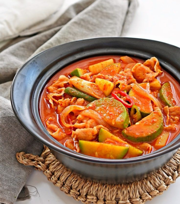 깊고 매콤한 맛의 고추장찌개