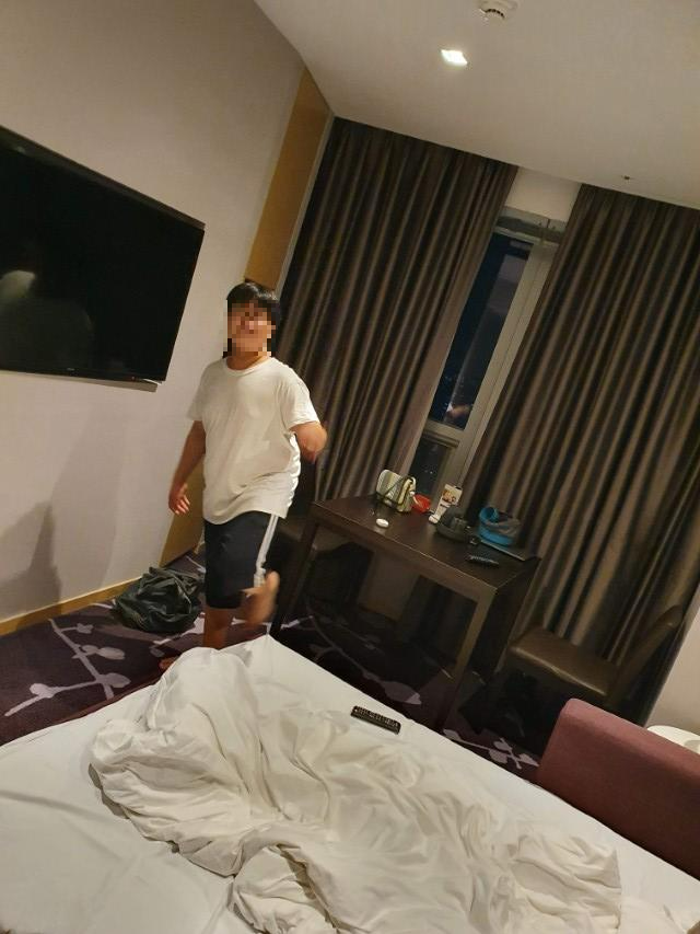 거실 소파와 테이블이 있는 공간