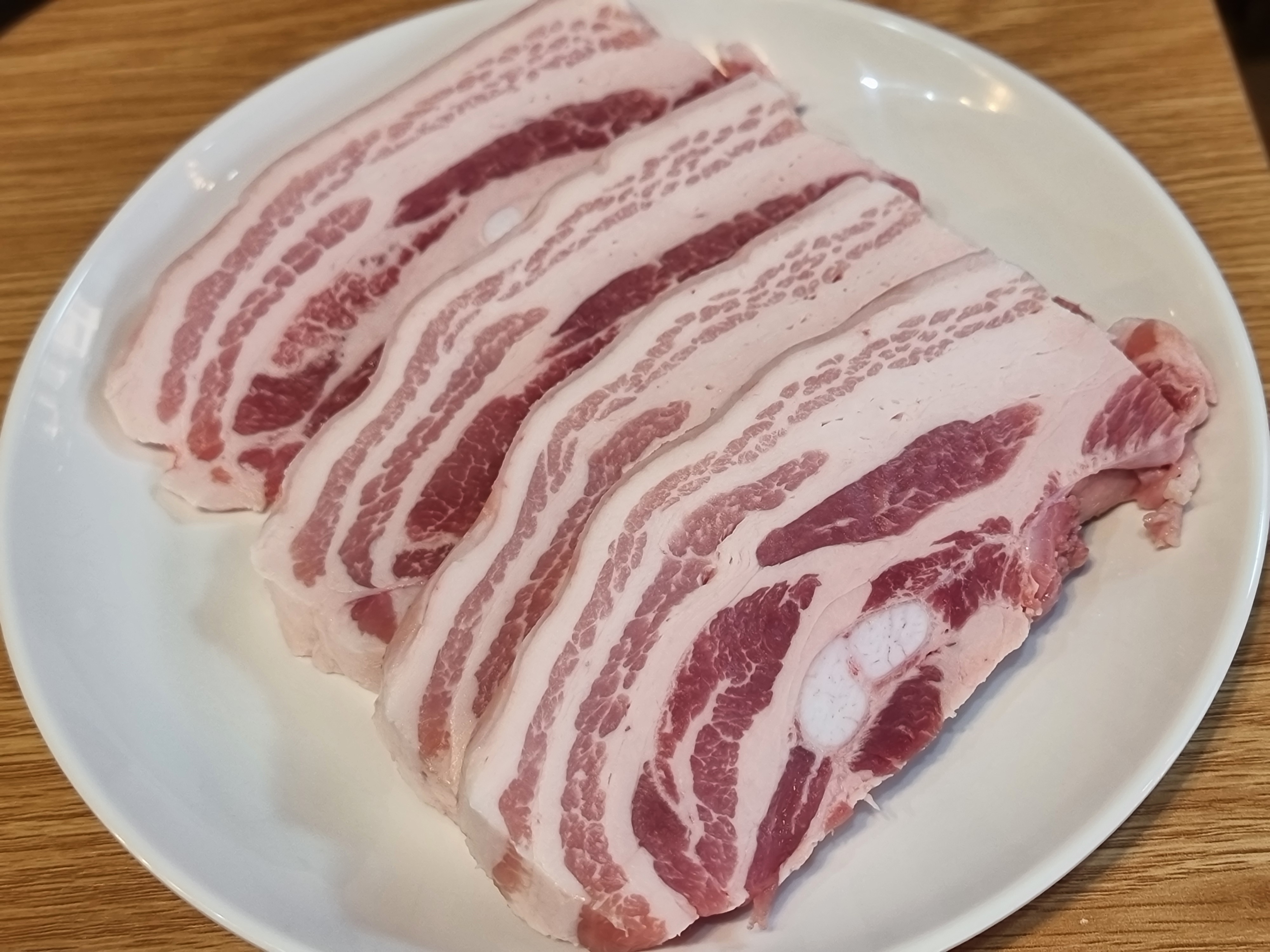 선홍빛 오겹살 전체 샷.